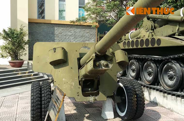 Do trọng lượng của BS-3 khá lớn, bánh xe tải Zis-5 không đủ sức tải nên nhà thiết kế đã sử dụng kiểu bánh đôi Zis-5 để đáp ứng yêu cầu cơ động pháo.