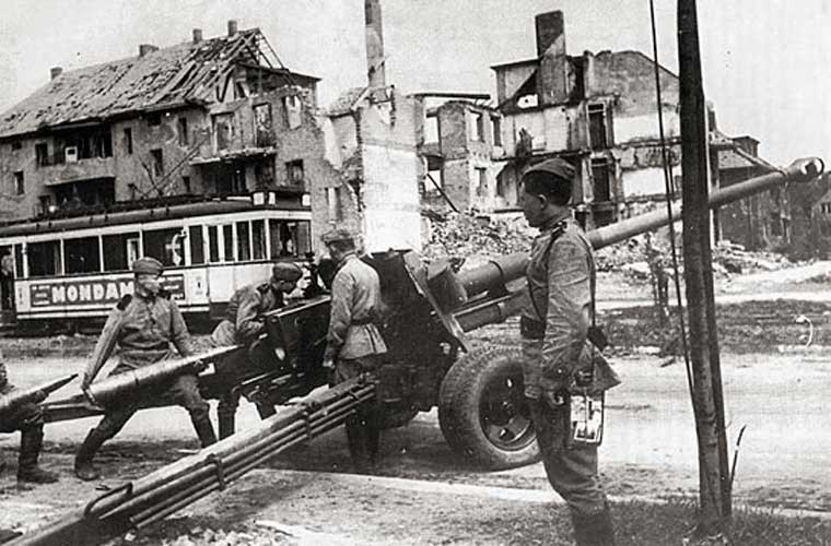 Đúng như mong đợi của các tướng lĩnh Hồng quân Liên Xô, khi xuất hiện trên chiến trường, BS-3 100mm đã tạo nên cơn ác mông với xe tăng hạng trung của người Đức. Do độ xuyên giáp cực tốt, bảo đảm tiêu diệt bất kỳ xe tăng nào của kẻ thù, những người lính tiền phương đã gọi nó bằng tên “Mãnh thú”.