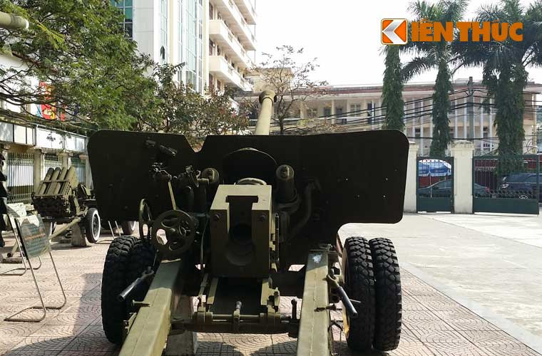 Theo các tài liệu được công bố, thời điểm đó, khung pháo chống tăng BS-3 100mm được thiết kế theo sơ đồ trục nâng quay hình tam giác. Điều này cho phéo giảm tải lên giá pháo khi quay khung trên ở góc bắn cực đại. Bằng hình thức này, nếu trong sơ đồ thiết kế thông thường, mỗi giá pháo phải chịu tới 2/3 lực giật của pháo, còn theo thiết kế mới, lực giật tác động lên khung pháo ở bất kỳ góc hướng nào cũng không quá 1/2 lực hãm lùi. Điều đó cho phép giảm khối lượng khung pháo và của toàn bộ pháo một cách rõ ràng.