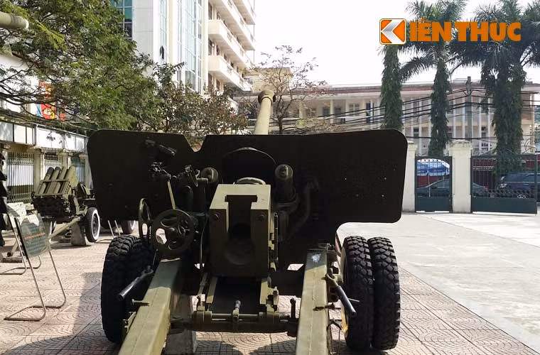 Theo các tài liệu được công bố, thời điểm đó, khung pháo chống tăng BS-3 100mm được thiết kế theo sơ đồ trục nâng quay hình tam giác. Điều này cho phéo giảm tải lên giá pháo khi quay khung trên ở góc bắn cực đại. Bằng hình thức này, nếu trong sơ đồ thiết kế thông thường, mỗi giá pháo phải chịu tới 2/3 lực giật của pháo, còn theo thiết kế mới, lực giật tác động lên khung pháo ở bất kỳ góc hướng nào cũng không quá 1/2 lực hãm lùi. Điều đó cho phép giảm khối lượng khung pháo và của toàn bộ pháo một cách rõ ràng.