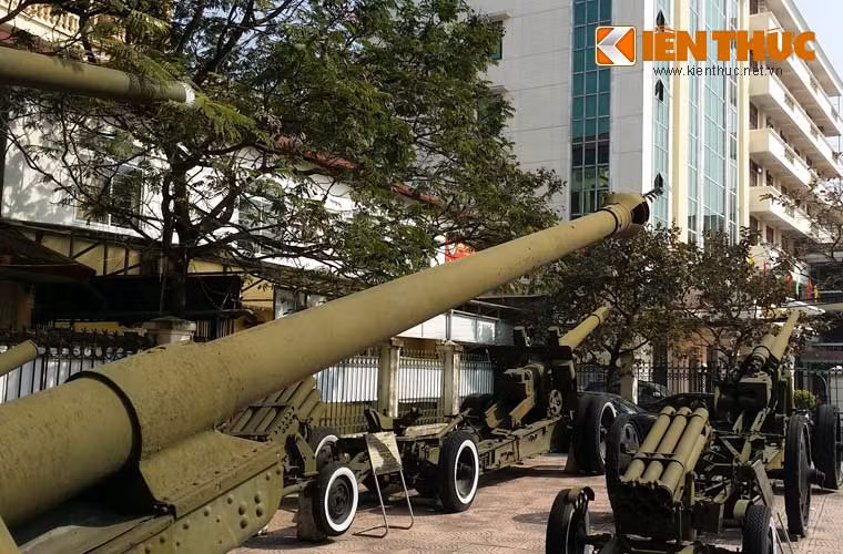 Pháo BS-3 được trang bị nòng pháo cỡ 100mm với các loại đạn xuyên giáp BR-412; đạn xuyên giáp có nắp đạn đạo BR-412B (có khả năng xuyên thủng giáp 160mm ở cách xa 500m, 150mm ở cách 1.000m); đạn nổ phá mảnh. Tầm bắn xa nhất của pháo lên tới 20km với đạn nổ mạnh, đạn nổ mảnh.