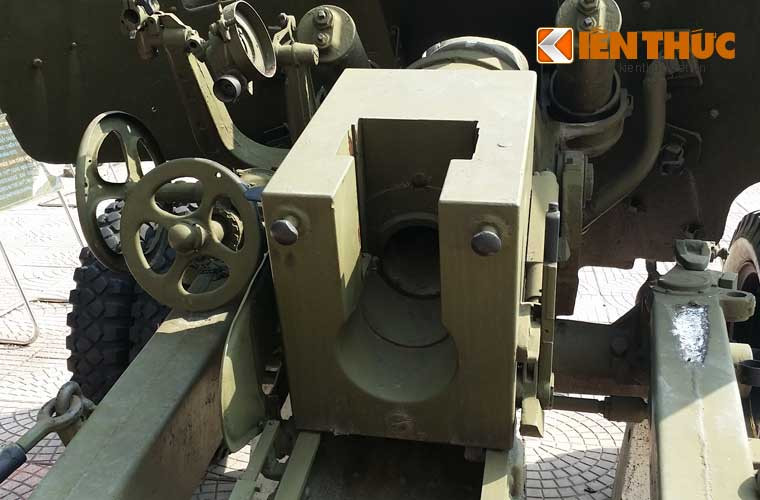 Bộ phận nạp đạn pháo của BS-3 cũng được đánh giá là có nhiều sự cải tiến nên tốc độ khá tốt, tính toán lý thuyết đạt 8-10 phát/phút. Tất nhiên điều này có đạt được không còn tùy thuộc vào kĩ năng kíp pháo thủ.