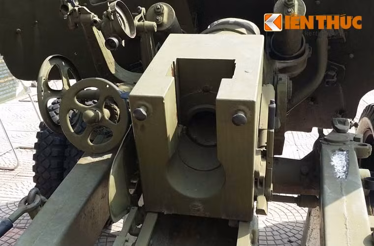 Bộ phận nạp đạn pháo của BS-3 cũng được đánh giá là có nhiều sự cải tiến nên tốc độ khá tốt, tính toán lý thuyết đạt 8-10 phát/phút. Tất nhiên điều này có đạt được không còn tùy thuộc vào kĩ năng kíp pháo thủ.