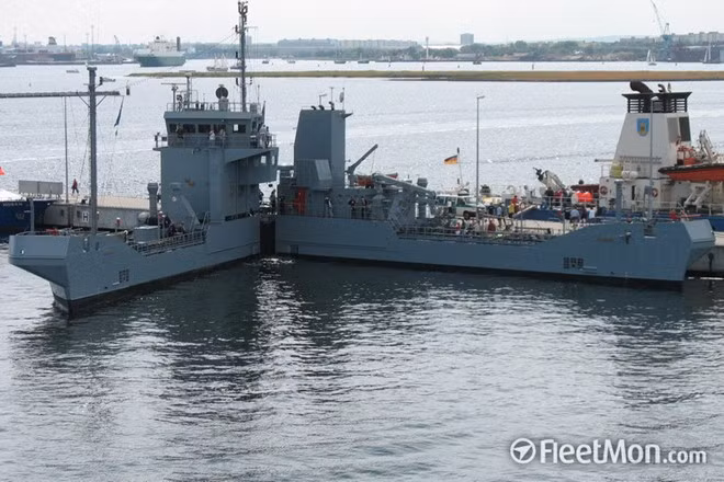 Khi hoạt động xử lý ô nhiễm mặt nước, thân tàu sẽ mở rộng tạo hình chữ V để dồn các vệt dầu loang vào góc nơi có hệ thống bơm và xử lý.