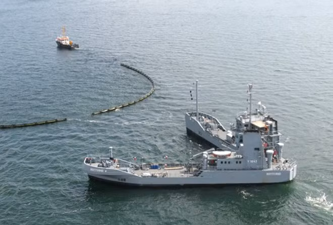 Để phù hợp với nhiệm vụ kiểm soát ô nhiễm mặt nước, các nhà thiết kế đã đưa ra giải pháp thiết kế thân tàu kép. Mỗi phần có phần vỏ tàu riêng, nó có thể mở rộng hai thân ở góc 65 độ.