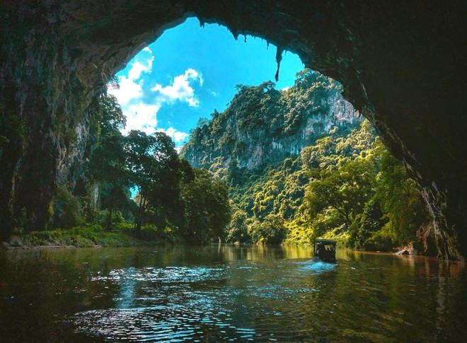 Hồ Ba Bể được hình thành hơn 200 triệu năm trước. Đây là hồ nước ngọt tự nhiên lớn nhất Việt Nam và thuộc danh sách 100 hồ lớn nhất thế giới. Hồ nằm trong vườn quốc gia Ba Bể (Bắc Kạn), nơi du khách có thể ngồi thuyền khám phá thiên nhiên, đi bộ xuyên rừng, đi xe đạp leo núi hay tham quan hang động... trong dịp xuân năm nay. Ảnh: Harikanguyen.