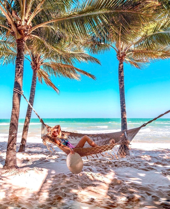 Phú Quốc (Kiên Giang) có diện tích gần 600 km2 với 150 km đường bờ biển. "Đảo ngọc" đang trong giai đoạn đẹp nhất năm, thời tiết thích hợp cho việc nghỉ dưỡng, tắm biển. Các bãi tắm đẹp như Bãi Trường, Bãi Khem, Bãi Sao, Hàm Ninh... là những nơi bạn không thể bỏ qua ở thành phố đảo vào dịp Tết. Ảnh: Pink.lem.