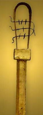 Theo các chuyên gia, nhạc cụ Sistrum có thể được dùng để chơi nhạc trong tang lễ của pharaoh Tutankhamun. Ankhesenamun - một trong những người vợ của ông hoàng quá cố có khả năng đã chơi Sistrum. Các chuyên gia đưa ra giả thuyết này vì Sistrum là nhạc cụ chủ yếu dành cho phụ nữ.