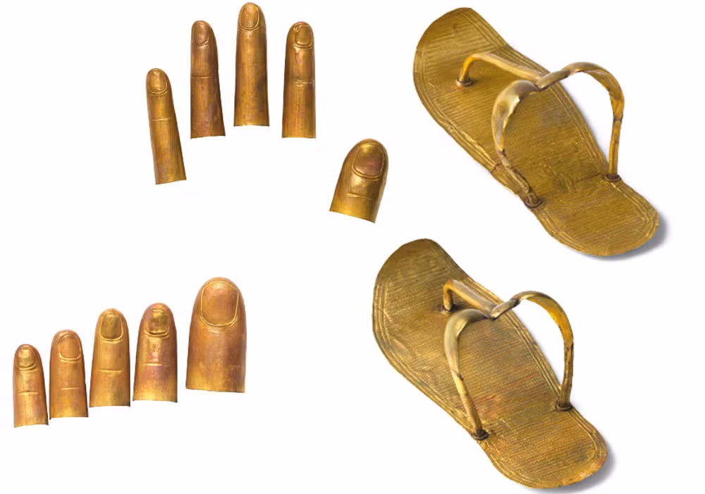 Vì vậy, sau khi băng hà, người hầu đặt đôi dép bằng vàng đó vào cùng với những món đồ tùy táng để pharaoh Tutankhamun tiếp tục sử dụng khi sang thế giới bên kia.
