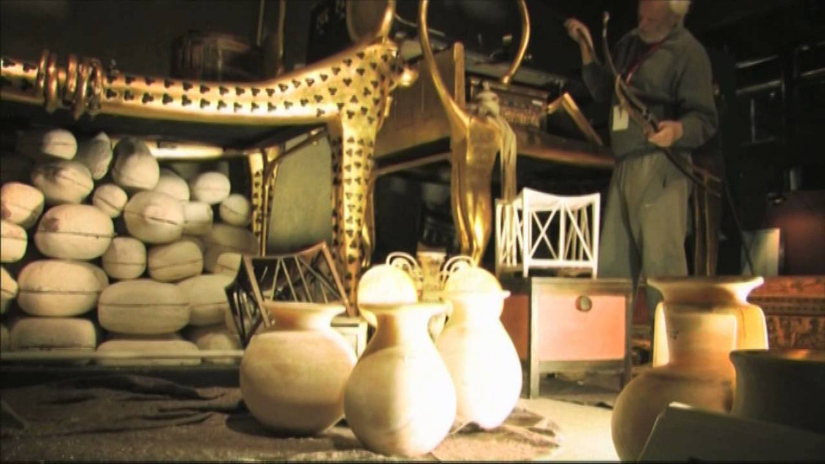 Sau khi tìm thấy lăng mộ, các chuyên gia tiến hành cuộc khai quật và đưa các cổ vật bên trong lên mặt đất làm sạch bụi bẩn rồi đưa đến bảo tàng phân loại và sắp xếp theo từng loại. Quá trình này khiến các chuyên gia mất tới vài năm mới hoàn thành.