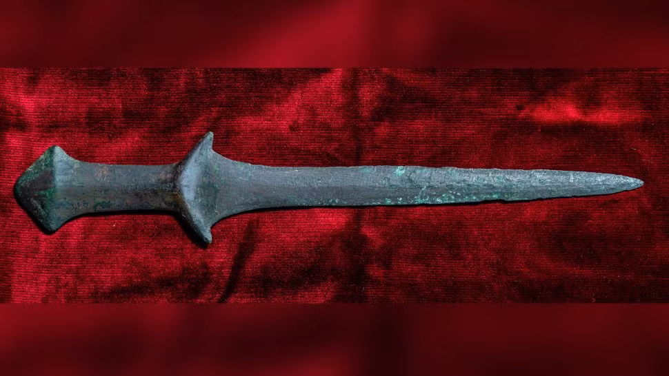 Tu viện San Lazzaro degli Armeni ở Venetian, Italy có một bảo tàng lưu giữ nhiều cổ vật. Khi tới bảo tàng này, nữ sinh viên khảo cổ Vittoria Dall'Armellina bất ngờ phát hiện một thanh kiếm lẫn trong các cổ vật thời Trung cổ.