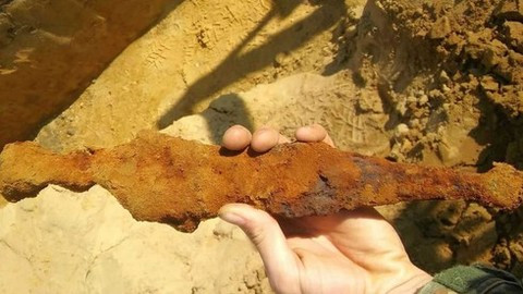 Sau hơn 9 tháng phục hồi và làm sạch bụi bẩn trên một cổ vật giống như cục kim loại không mấy nổi bật, các chuyên gia có được một con dao găm bạc khoảng 2.000 tuổi.