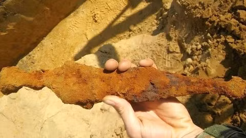 Sau hơn 9 tháng phục hồi và làm sạch bụi bẩn trên một cổ vật giống như cục kim loại không mấy nổi bật, các chuyên gia có được một con dao găm bạc khoảng 2.000 tuổi.