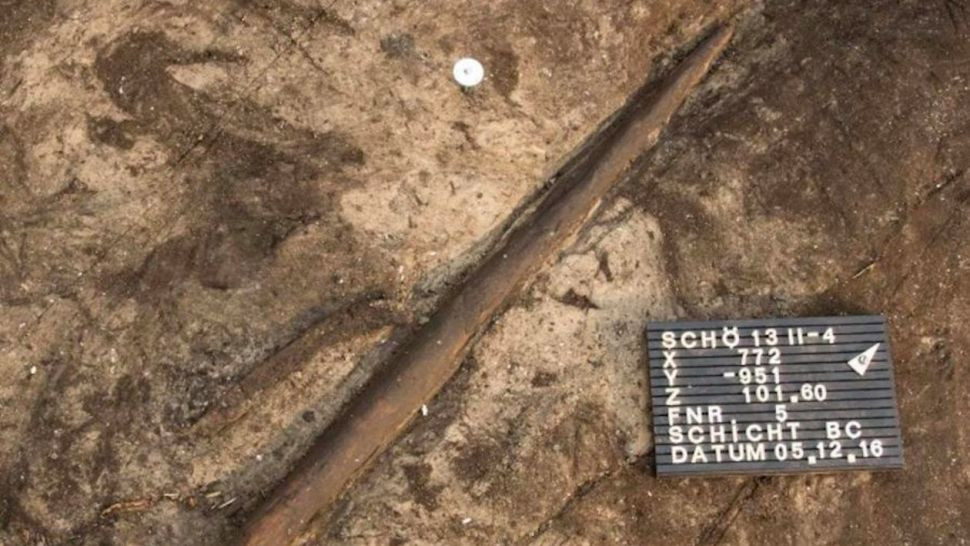 Vào tháng 4/2020, chuyên gia tại Đại học Tubingen cùng Trung tâm nghiên cứu môi trường và sự tiến hóa của người Senckenberg phát hiện một vũ khí cổ xưa có niên đại 300.000 năm tuổi tại thành phố Schoningen, Lower Saxony, Đức.