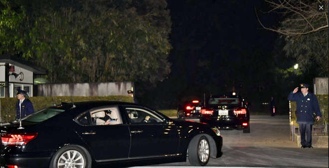 Vệ binh hoàng gia phát hiện nghi phạm trên gần nơi ở của công chúa Yuriko, bà của Nhật hoàng Naruhito. Người đàn ông trên khai rằng "muốn gặp các thành viên gia đình hoàng gia" khi đột nhập vào nơi này. Cảnh sát chưa tiết lộ danh tính nghi phạm và không cho biết liệu nghi phạm có chạm trán người nào trong hoàng gia Nhật Bản hay không, thêm rằng không có ai bị thương trong sự việc.