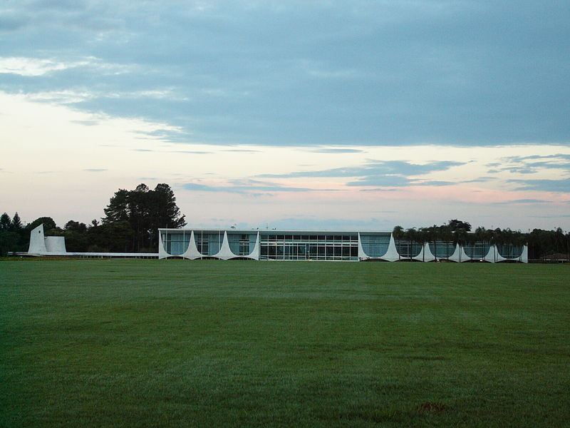 Edmeire đi chân đất trèo vào khu vực đón tiếp phái đoàn nước ngoài rồi đột nhập vào dinh thự Palácio - nơi ở của nữ Tổng thống Brazil. Một nhân viên trong lực lượng bảo vệ an ninh của Tổng thống Rousseff bắn hai phát đạn cao su xuống nền để cản bước kẻ đột nhập.