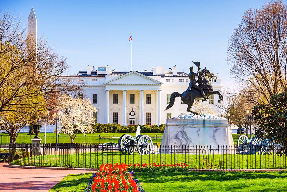 Không chỉ dinh thự của Nhật hoàng Naruhito bị người lạ đột nhập, một số tư dinh của các chính khách hàng đầu thế giới được canh gác nghiêm ngặt cũng xảy ra tình huống tương tự. Trong số này, đáng chú ý là vụ đột nhập xảy ra ở Nhà Trắng - nơi sống và làm việc của Tổng thống Mỹ.