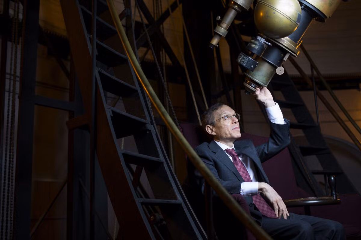 Theo giáo sư Loeb, một vật thể từng bay qua Trái Đất vào ngày 6/9/2017 là rác thải của người ngoài hành tinh. Vật thể lạ này di chuyển từ hướng của sao Vega, cách chúng ta 25 năm ánh sáng và bay vút qua Hệ Mặt Trời với tốc độ di chuyển rất nhanh.