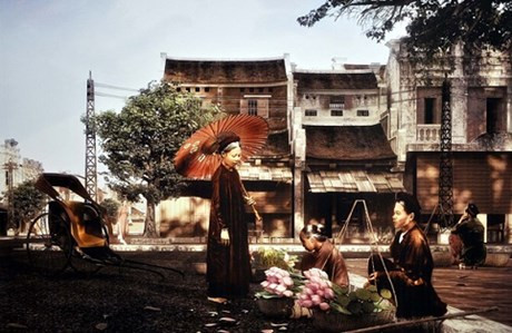 Những gánh hàng hoa rực rỡ sắc màu.