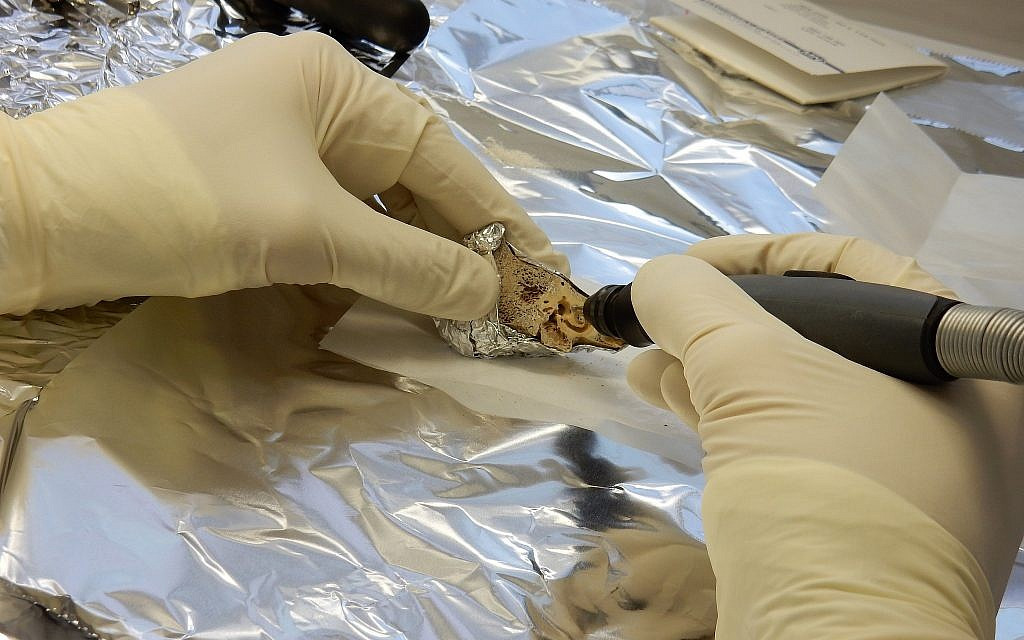 Khi chúng phân hủy sẽ hình thành một dãy đồng vị phóng xạ khác nhau trước khi trở thành chì. Mỗi đồng vị có chu kỳ bán rã khác nhau (từ vài ngày đến hàng tỷ năm). Các chuyên gia sẽ tính toán tỷ lệ giữa các đồng vị trên rồi đem so sánh chúng với chu kỳ bán rã tương ứng. Kết quả thu được sẽ giúp các chuyên gia xác định niên đại của cổ vật.