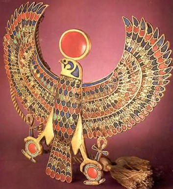 Một trong số đó là chiếc vòng cổ lớn có hình con chim ưng. Theo các chuyên gia, chim ưng tượng trưng cho thần Horus.