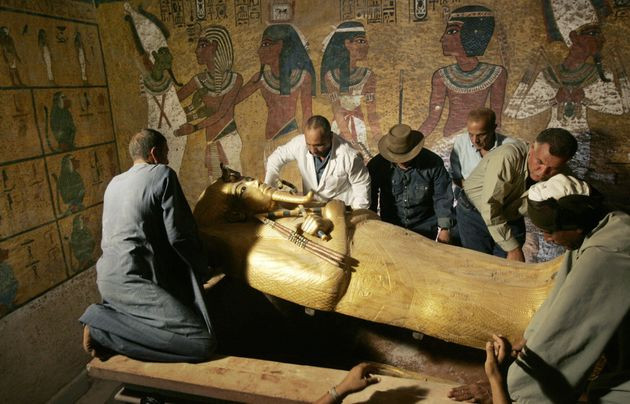 Trong số hàng ngàn cổ vật được tìm thấy nguyên vẹn trong lăng mộ của pharaoh Tutankhamun, giới chuyên gia dành nhiều sự chú ý đến một số món đồ trang sức được tùy táng cùng vị vua trẻ tuổi này.