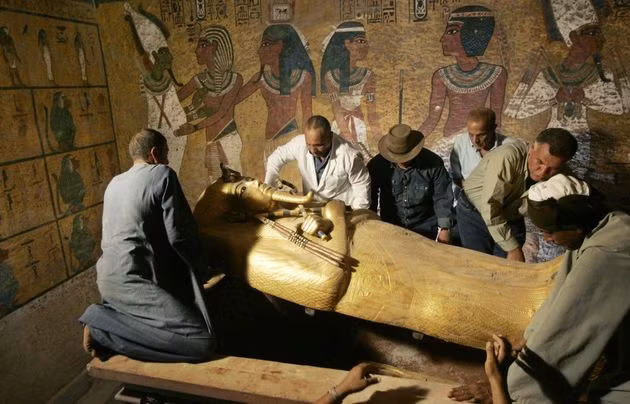 Trong số hàng ngàn cổ vật được tìm thấy nguyên vẹn trong lăng mộ của pharaoh Tutankhamun, giới chuyên gia dành nhiều sự chú ý đến một số món đồ trang sức được tùy táng cùng vị vua trẻ tuổi này.