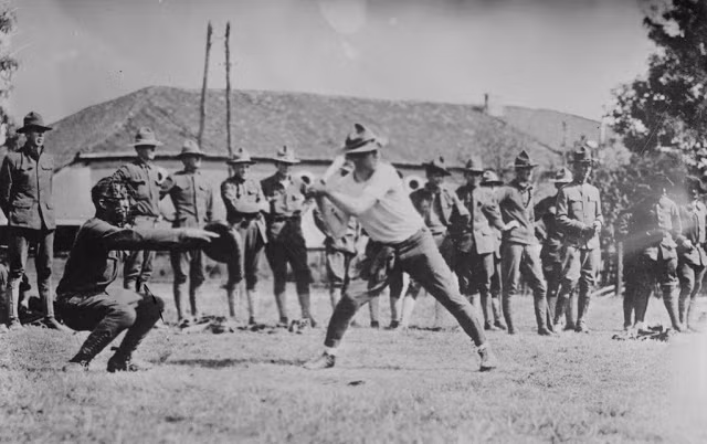 Một nhóm lính Mỹ chơi bóng chày trong thời gian các bên tham chiến tạm dừng chiến đấu trong Thế chiến 1.