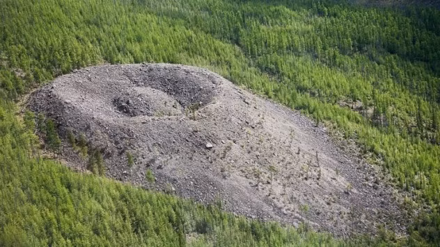 Tiếp đến, một số chuyên gia đưa ra giả thuyết gò đá vôi Patomskiy có thể được hình thành sau một vụ thiên thạch rơi xuống Trái đất hay hoạt động địa chất trong việc hình thành một núi lửa mới.