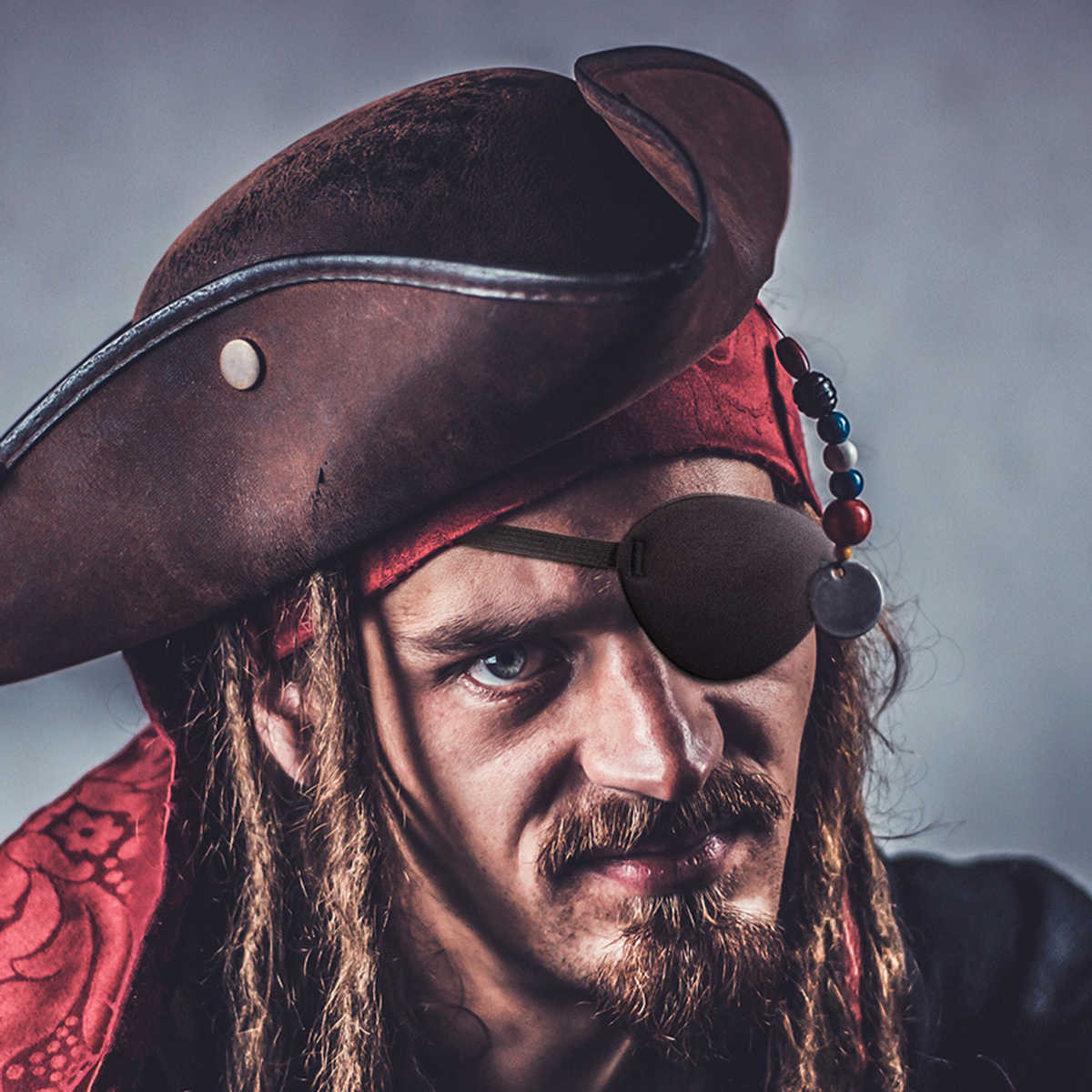 Một số tên hải tặc gây chú ý với hình ảnh bịt một bên mắt dù không bị thương hay mù 1 bên mắt. Điều này khiến nhiều người đặt câu hỏi vì sao những tên cướp biển làm như vậy.