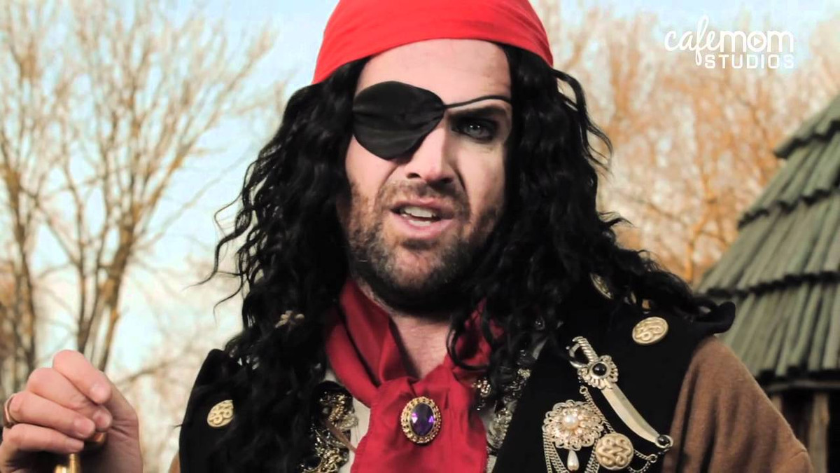 Khi vào trong khoang tàu, tên cướp biển sẽ tháo bịt mắt ra. Con mắt thường xuyên bị che lại khá quen thuộc với bóng tối. Vì vậy, con mắt ấy sẽ dễ dàng thích nghi với môi trường tối tăm trong khoang.