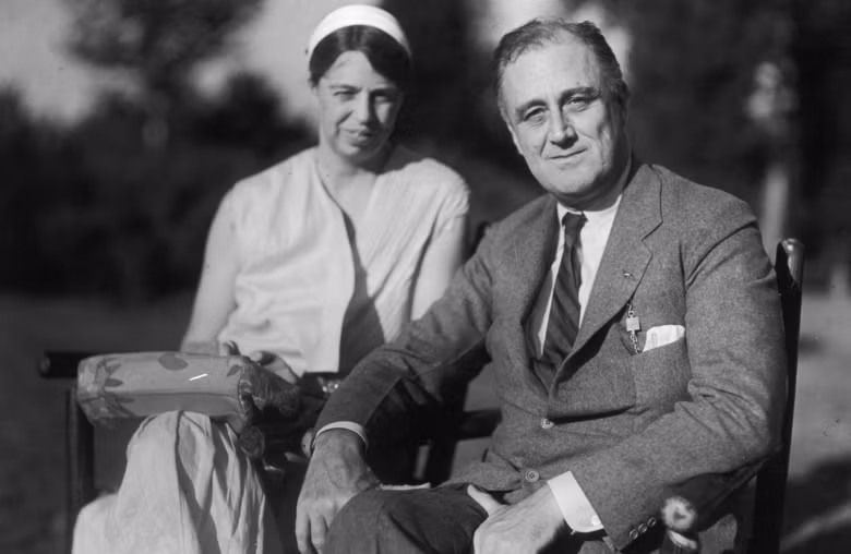 Lễ nhậm chức đầu tiên của ông Roosevelt được tổ chức vào năm 1933. Khi ấy, nước Mỹ đang chìm trong cuộc Đại suy thoái gây ảnh hưởng lớn đến nền kinh tế. Đến năm 1937, Tổng thống Roosevelt tuyên thệ nhậm chức lần thứ 2 sau khi tái đắc cử vào vị trí chủ nhân Nhà Trắng.