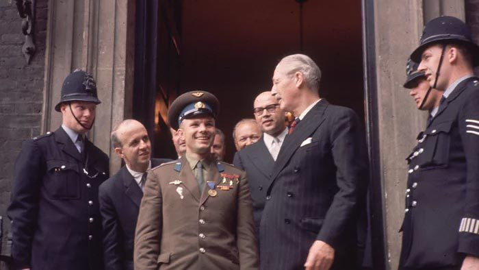 Nhiều nơi thuộc Liên Xô còn tiến hành dựng tượng đài và đặt tên các đường phố theo tên Yuri Gagarin để vinh danh người đầu tiên bay vào vũ trụ.