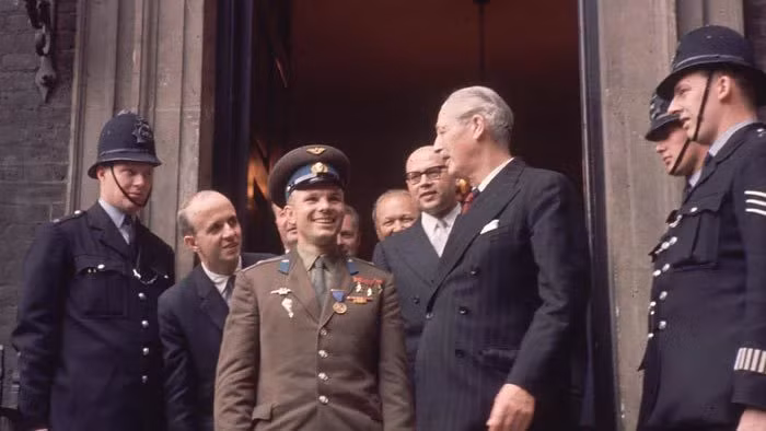 Nhiều nơi thuộc Liên Xô còn tiến hành dựng tượng đài và đặt tên các đường phố theo tên Yuri Gagarin để vinh danh người đầu tiên bay vào vũ trụ.