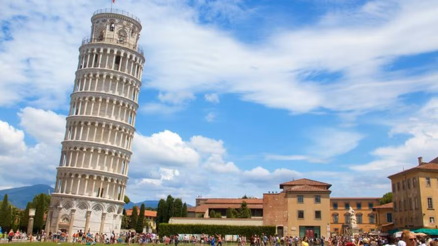 Nằm bên cạnh nhà thờ Pisa trong quảng trường Piazza del Miracoli (Quảng trường màu nhiệm), tháp nghiêng Pisa ở Italy là một trong những công trình kiến trúc nổi tiếng nhất thế giới.