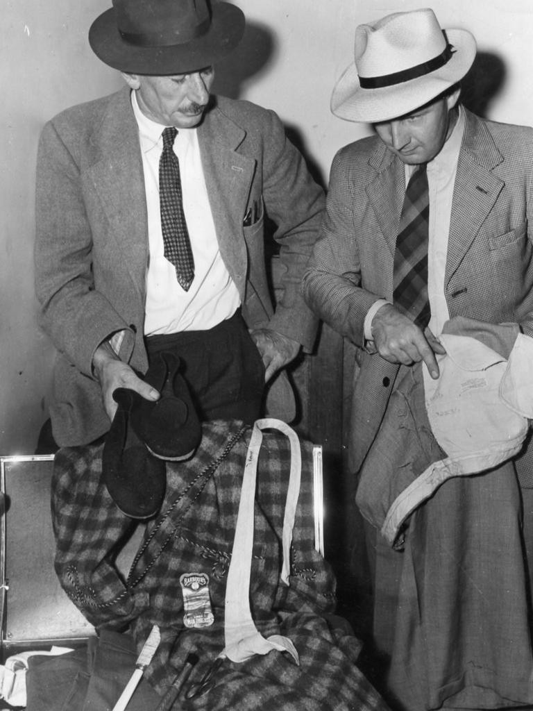 Trong quá trình điều tra cái chết của người đàn ông bí ẩn trên, cảnh sát thu thập một số nhãn trên vali, trang phục và ví. Họ cũng tìm thấy một chiếc kẹo cao su và vé tàu chưa sử dụng.