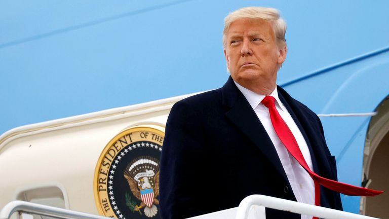 Cựu Tổng thống Donald Trump bị luận tội lần đầu tiên vào tháng 12/2019 với tội danh lạm dụng quyền lực và cản trở quốc hội, vì ông gây áp lực buộc Tổng thống Ukraine điều tra ứng cử viên Tổng thống Mỹ Joe Biden.