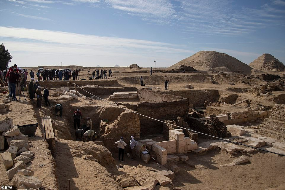 52 cỗ quan tài bằng gỗ và xác ướp có niên đại hơn 3.000 tuổi được khai quật tại đền thờ cổ xưa này. Số quan tài này nằm trong ít nhất 22 hầm chôn cất sâu tới 12m.