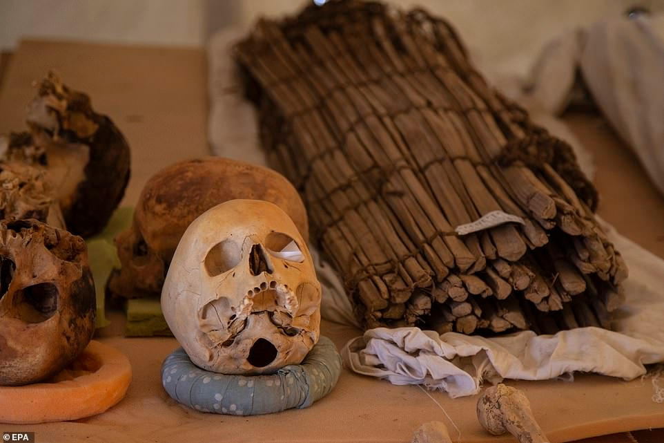 Không những vậy, các nhà khảo cổ còn tìm thấy một tờ giấy cói dài 4m bao gồm các văn tự của "Book of the Dead".