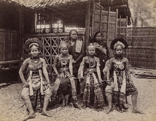 Những người này được bố trí ở một khu vực riêng trong vườn thú. Du khách tới đây chủ yếu là người da trắng có thể ngắm nhìn những người châu Phi có mặc trang phục kỳ lạ và nói ngôn ngữ không nhiều người hiểu được.