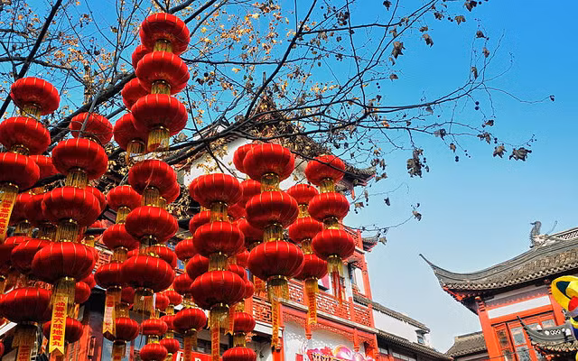 Đối với nhà Chu, màu đỏ là màu sắc được ưa chuộng. Vì vậy, triều đình nhà Chu chọn tháng Tý, tức tháng Mười Một, làm thời điểm bắt đầu Tết Âm lịch.