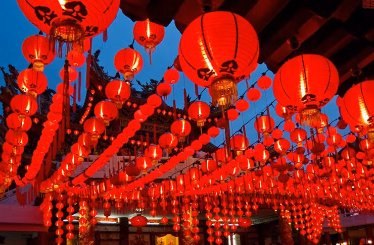 Trong khi đó, nhà Thương thích màu trắng nên lấy tháng Sửu, tức tháng Chạp, làm tháng đầu tiên của năm mới.