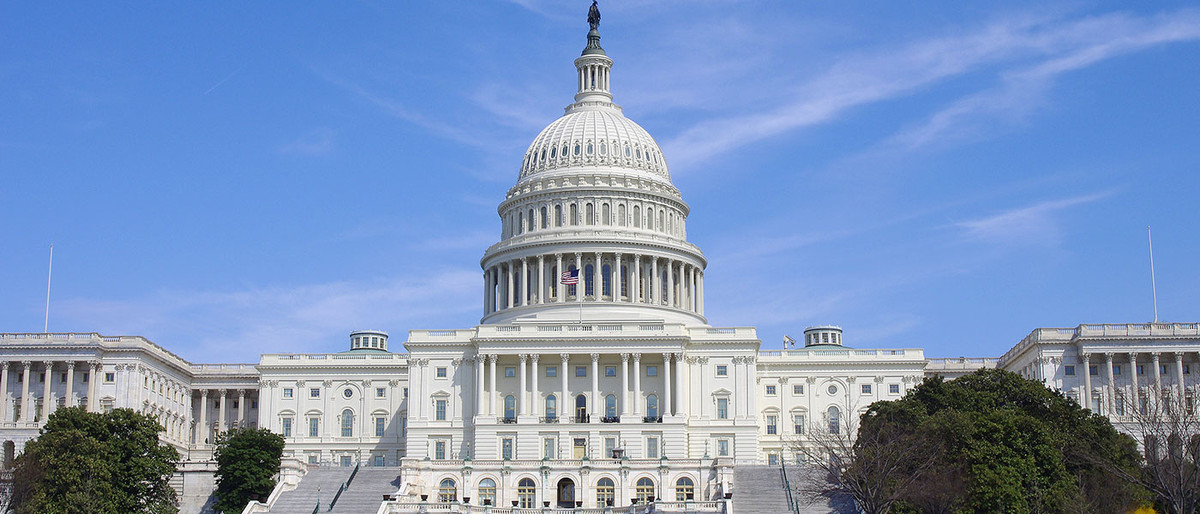 Ngoài sự kiện năm 1814, người dân Mỹ và thế giới cũng từng bàng hoàng trước 2 vụ đột nhập và làm loạn điện Capitol diễn ra sau đó. Cụ thể, vào tháng 7/1998, một tay súng đã tiến vào tầng đầu tiên của tòa nhà Quốc hội và nổ súng khiến 2 sĩ quan cảnh sát ở điện Capitol thiệt mạng. Hắn khai tên là Russell Eugene Weston.