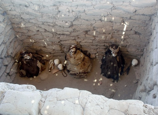 Tất cả thành viên đều cùng cảm nhận như có người theo dõi, giám sát và đôi khi cảm thấy khó thở như có thứ gì đang đè nặng lên cổ.