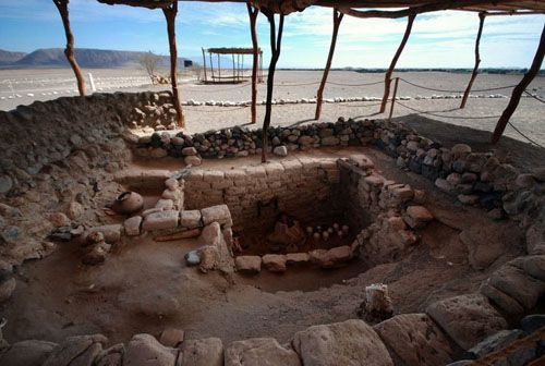 Ông Newkirk nhận được bức thư do một người gửi đến. Trong thư, người này kể rằng gia đình gặp nhiều chuyện kỳ lạ kể từ sau khi người bà đi du lịch và lấy trộm một mẩu xương ngón tay của xác ướp ở khu mộ cổ gần Nazca, Peru vào những năm 1970.