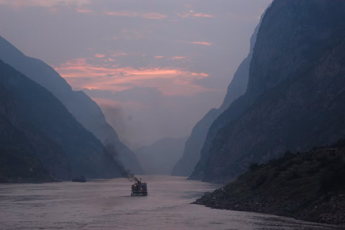 Hai dòng sông lớn nhất chảy qua thành phố Vũ Hán là Trường Giang (sông Dương Tử) và Hán Giang (Hán Thủy). Sông Dương Tử chia thành phố Vũ Hán làm hai nửa. Người dân sống bên bờ Hán Dương và Hán Khẩu được gọi là người của phương Bắc. Người sống bên bờ Vũ Xương được gọi là phương Nam.