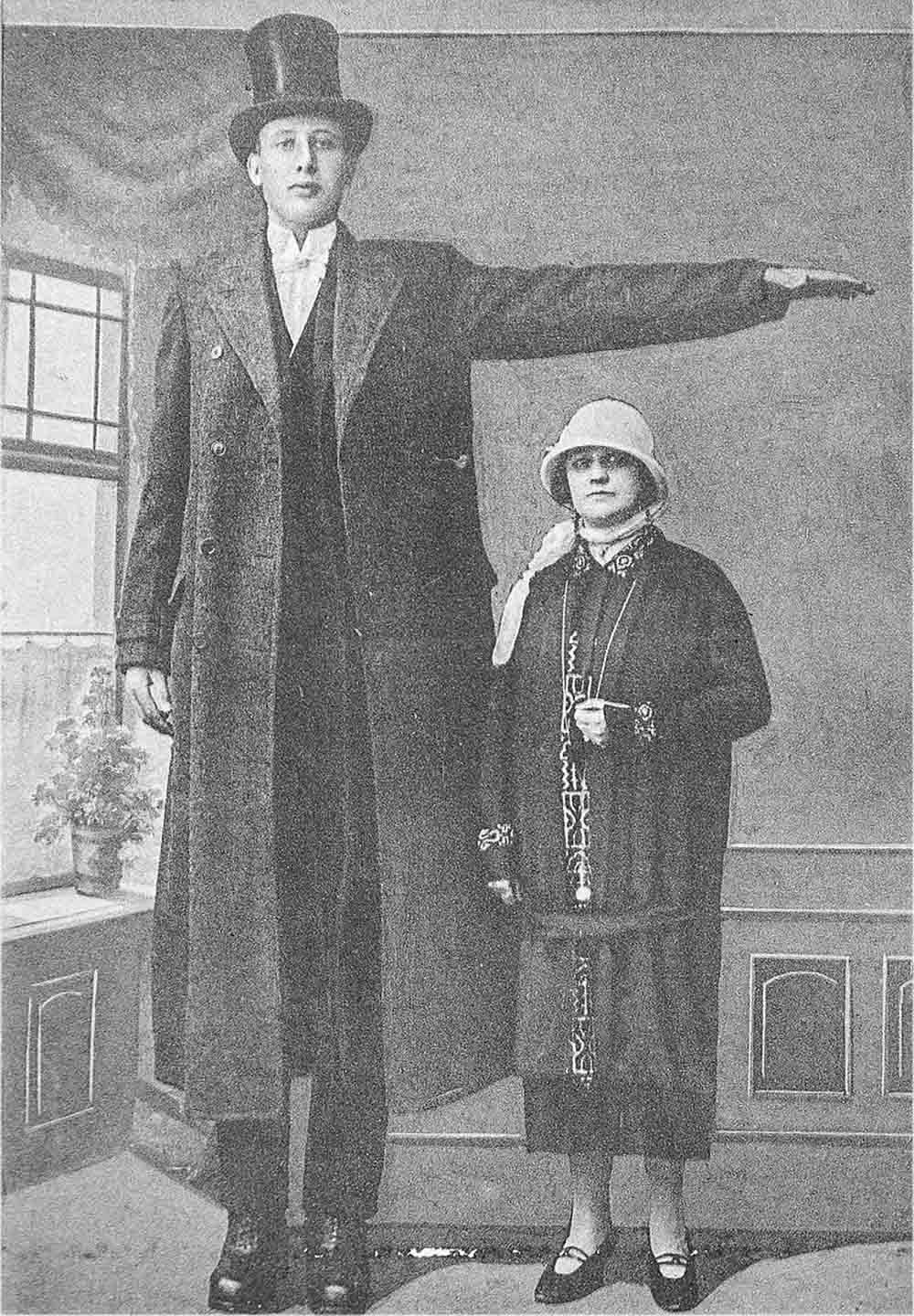 Sinh ở Düsseldorf, Đức ngày 15/2/1906, Jakob Nacken là người lính giữ kỷ lục cao nhất trong đội quân của Hitler. Ông có chiều cao lên tới 2,21m.