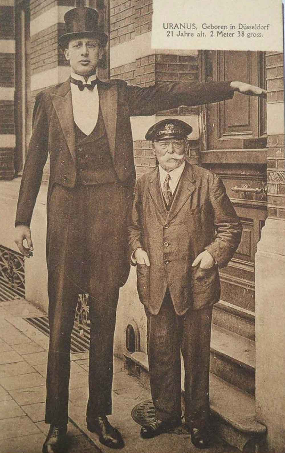 Trước khi gia nhập và chiến đấu cho quân đội Đức trong Thế chiến 2, Nacken làm việc cho một gánh xiếc. Trong các buổi biểu diễn, ông được giới thiệu là người đàn ông cao nhất nước Đức cũng như thế giới.