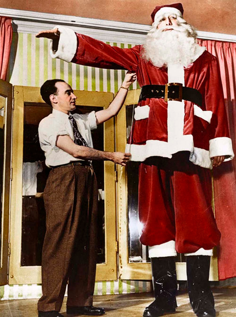 Tại đây, người lính cao nhất trong đội quân của Hitler kiếm sống bằng nhiều công việc như đóng giả làm ông già Noel và tham gia một số chương trình giải trí trên truyền hình. Ông Nacken qua đời vào tuổi 81.