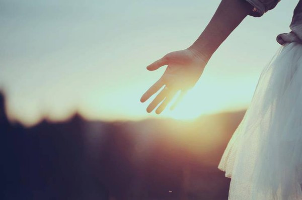  Tay người nam mềm như vải, tay người nữ cứng như gừng khô: Nam giới sở hữu tay mềm mại đại diện cho Tỳ thổ mạnh mẽ. Người nữ tay cứng khô đại diện Tỳ thổ hưng thịnh, người có Tỳ thổ thịnh vượng đại diện cho tài lộc hanh thông. Người xưa nói có phúc mới tích được tiền, phú quý đều có lý do của nó. Quý là do kiếp trước tích đức. Phú là do kiếp trước dưỡng thân thiện nguyện.